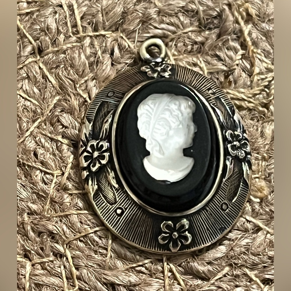 Vintage 1” Cameo charm